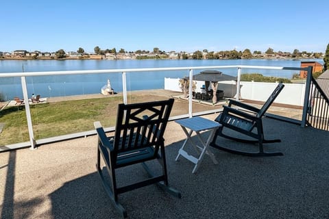 Peaceful Lakefront Getaway : Private Dock & Views!