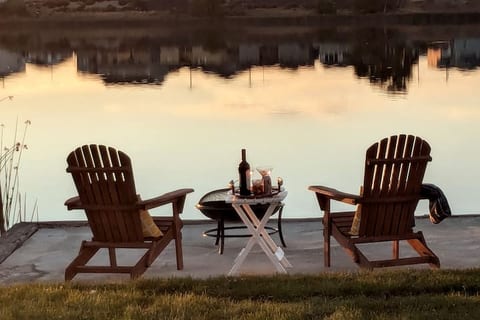 Peaceful Lakefront Getaway : Private Dock & Views!
