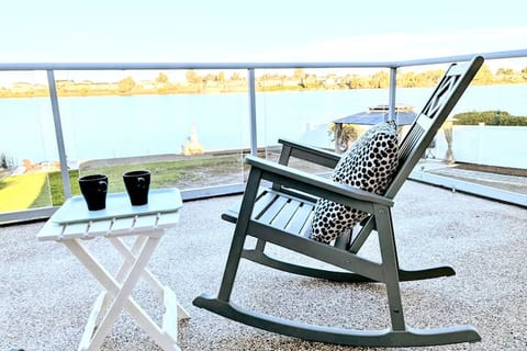 Peaceful Lakefront Getaway : Private Dock & Views!