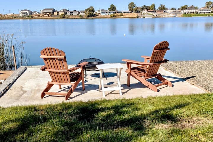 Peaceful Lakefront Getaway : Private Dock & Views!