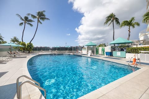 Upscale 2BR/2BA Ocean View in Waikiki + Parking!