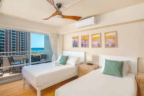 Upscale 2BR/2BA Ocean View in Waikiki + Parking!