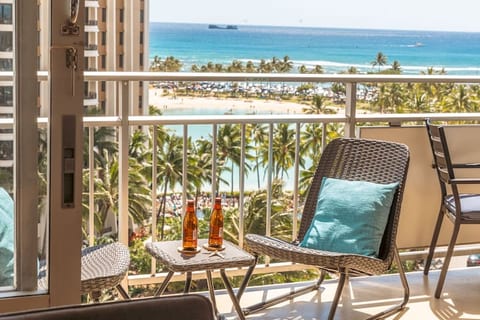 Upscale 2BR/2BA Ocean View in Waikiki + Parking!