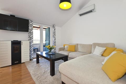 Apartment Leo - Unit 375211-13