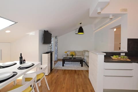 Apartment Leo - Unit 375211-13