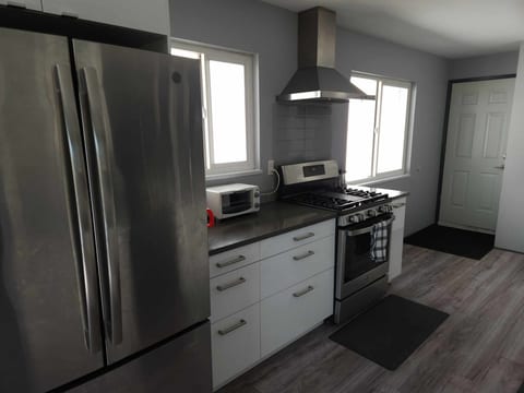 Modern Comfort: Furnished 3-Bedroom Oasis in Vibrant Vancouver for Prime stays