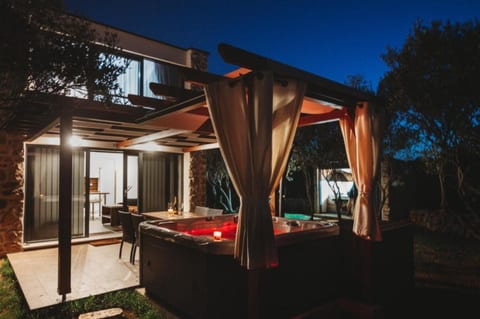 House Stone house with jacuzzi - Unit 375567-13