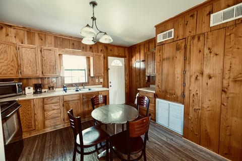 Peaceful cabin in orchard across from Lake Chicot!