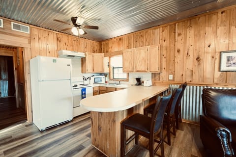 Peaceful cabin tucked in back of orchard with Lake Chicot access