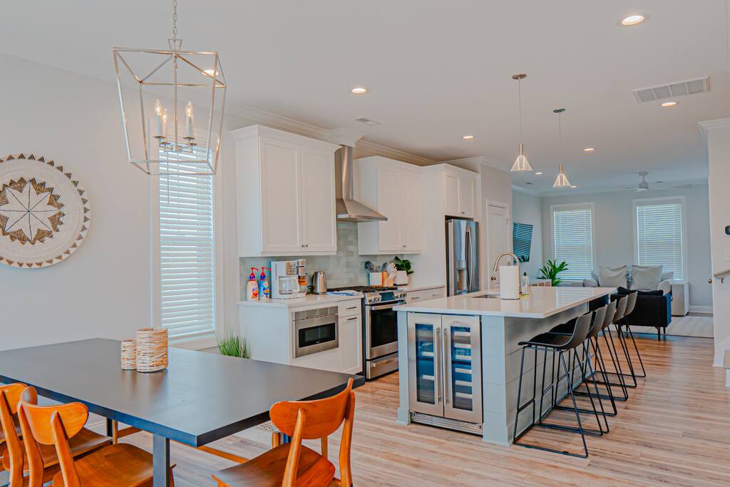 Summer Family Getaway| Elevator | 2 Blocks 2 Beach