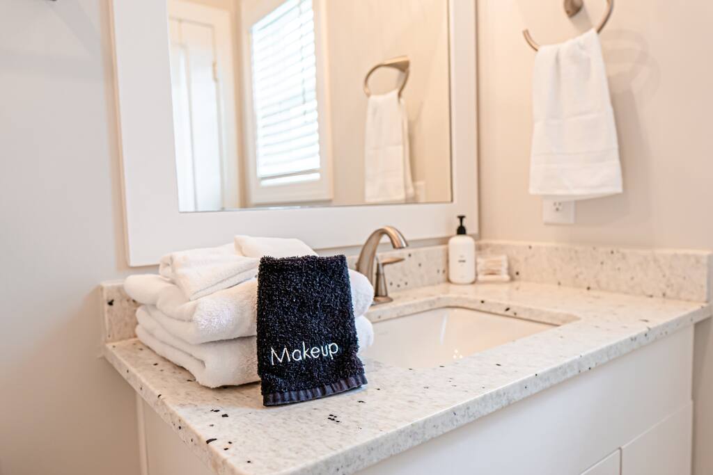 Summer Family Getaway| Elevator | 2 Blocks 2 Beach