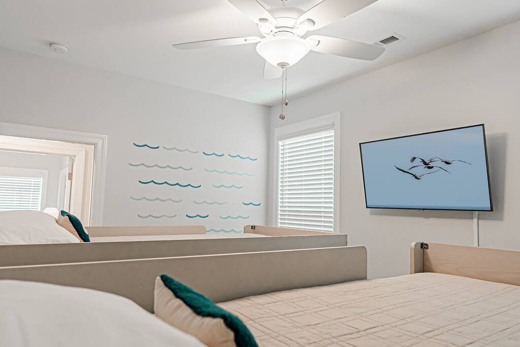 Summer Family Getaway| Elevator | 2 Blocks 2 Beach