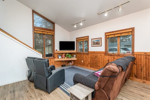Cozy Home on Lake Huron I