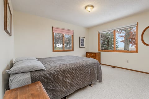 1st Bedroom Queen Bed 1st Floor