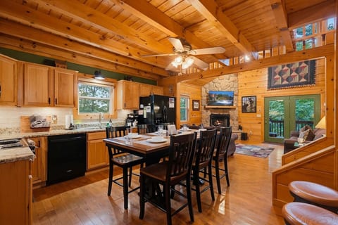 Secluded Luxury 2 Bdrm Cabin w/Theatre Room & Pond