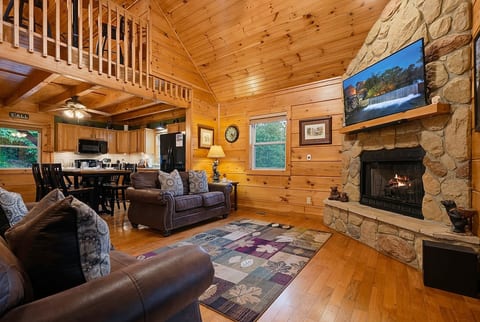 Secluded Luxury 2 Bdrm Cabin w/Theatre Room & Pond