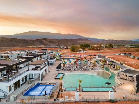 ATV Parking + Private spa + Waterpark Hurricane UT