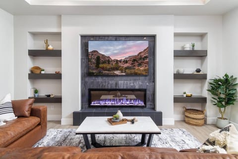 Zion’s Waterpark Getaway:Hot Tub, Golf, Sleeps 14