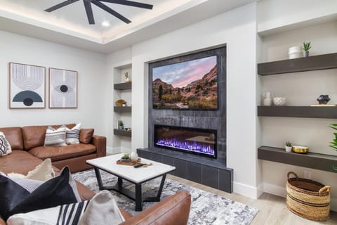 Zion’s Waterpark Getaway:Hot Tub, Golf, Sleeps 14