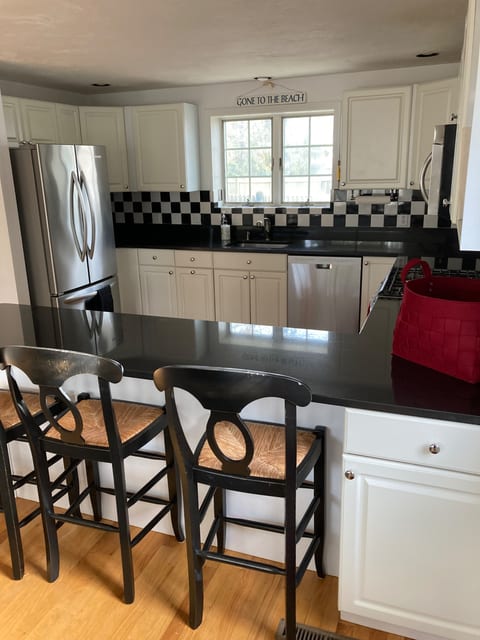 The Breakfast bar raea seats 4