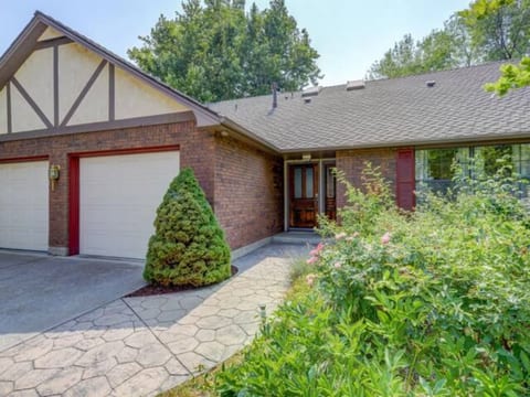 Experience Nirvana, 4 Beds Big Fenced Yard