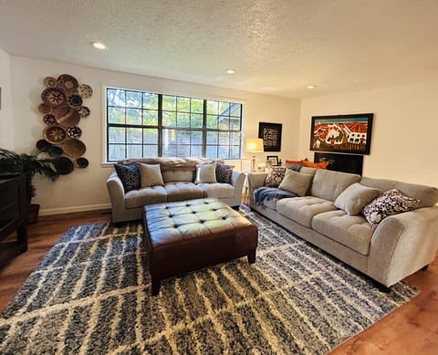 Experience Nirvana, 4 Beds Big Fenced Yard