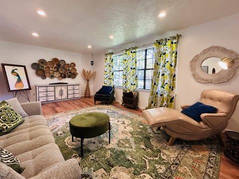 Experience Nirvana, 4 Beds Big Fenced Yard