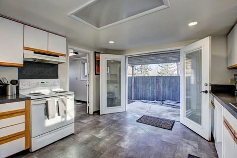 Little Blue Bungalow Pet Friendly, Fenced Yard!