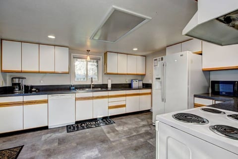 Little Blue Bungalow Pet Friendly, Fenced Yard!