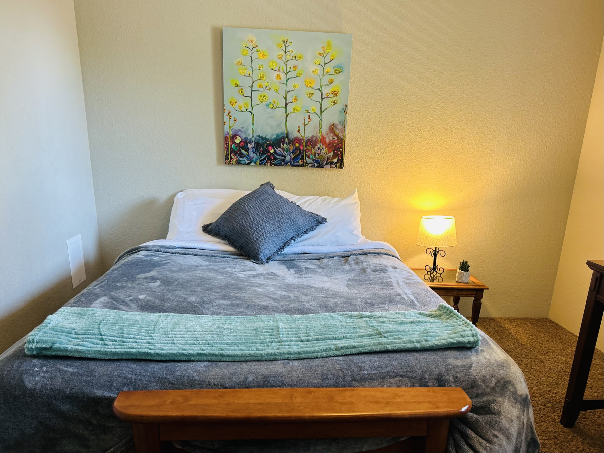 2nd bedroom, queen bed