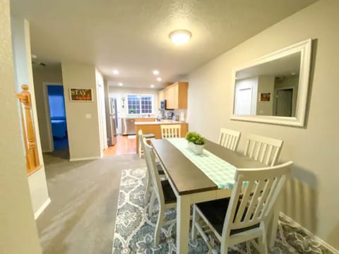 Boise Avenue Getaway, Parking for 2, yard, 3BD/3B!