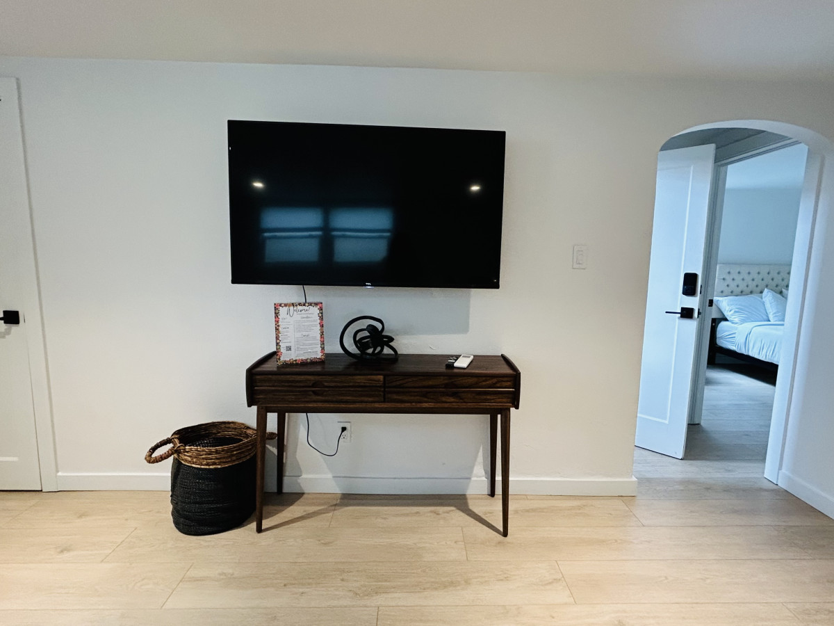 modern-downstairs-north-end-bungalow-in-hyde-park/