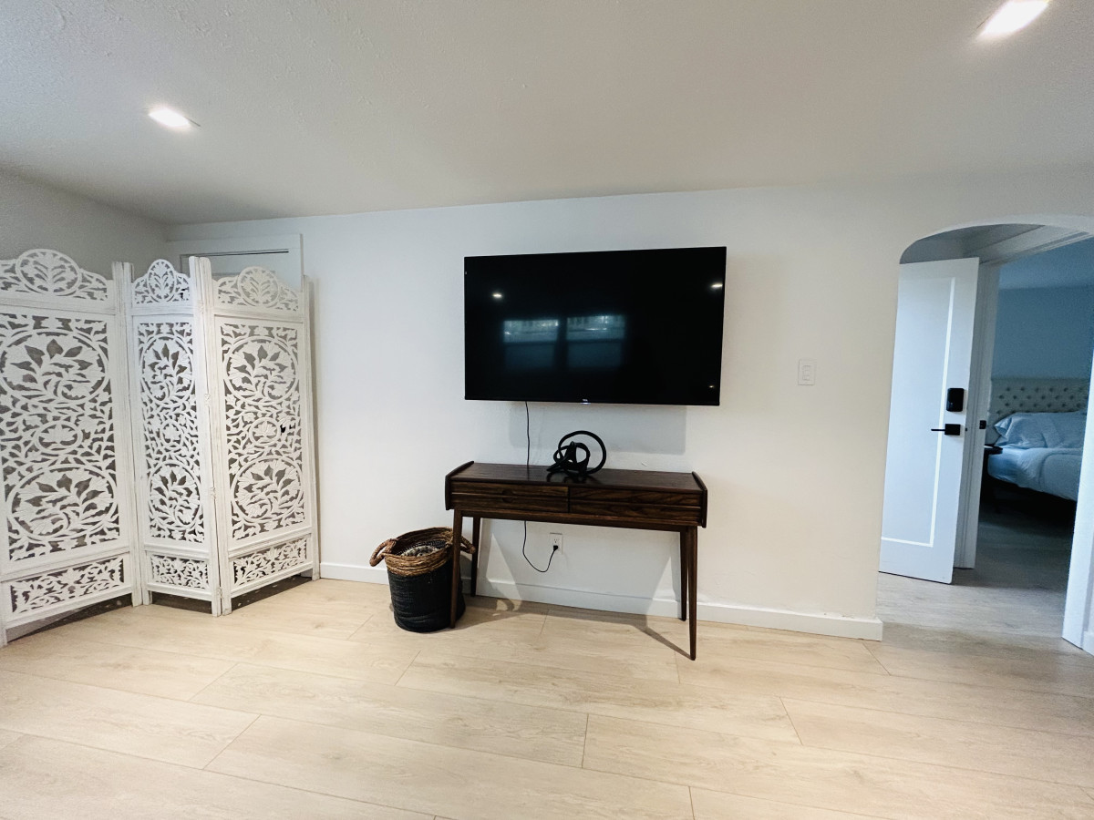 modern-downstairs-north-end-bungalow-in-hyde-park/