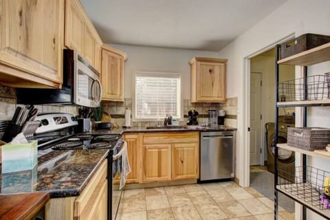Home Sweet Idahome-2 miles from BSU! Pet Friendly!