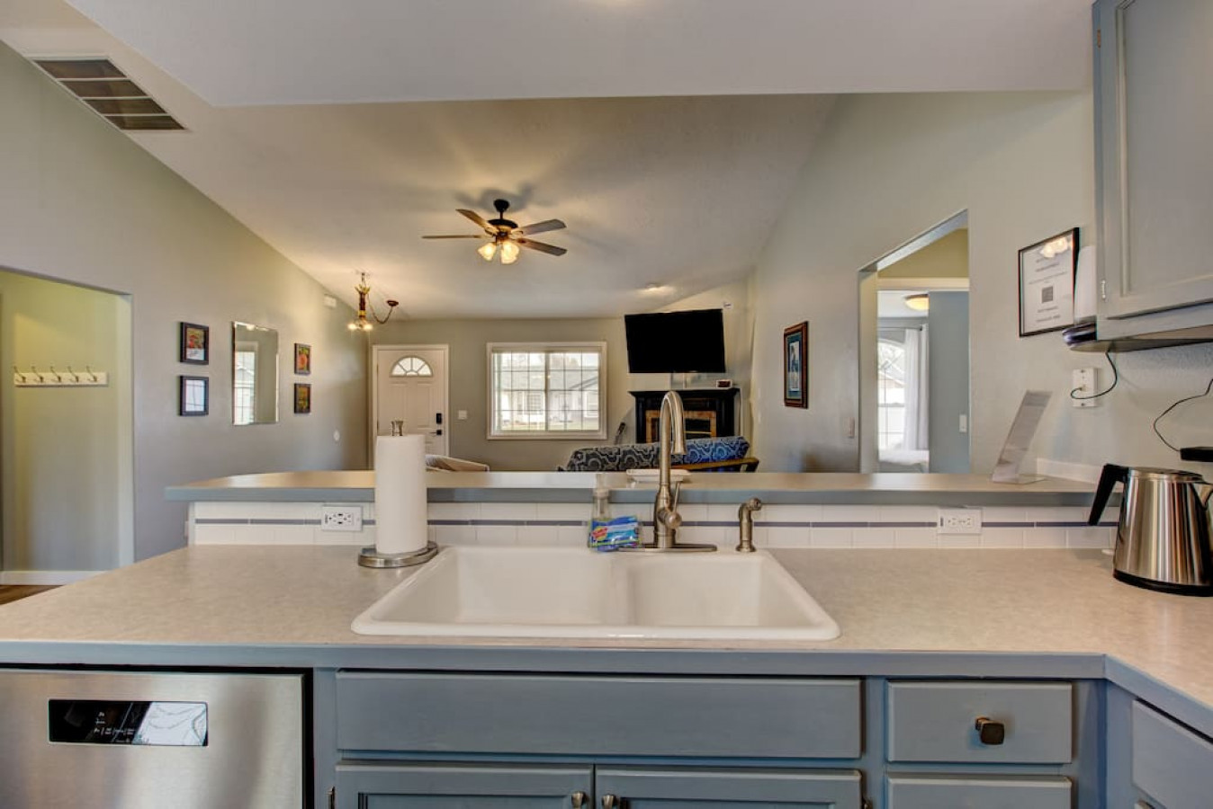 hello-dolly!-starid-near-river-and-wineries!/