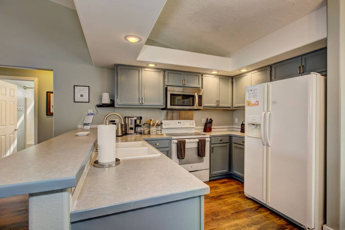 hello-dolly!-starid-near-river-and-wineries!/