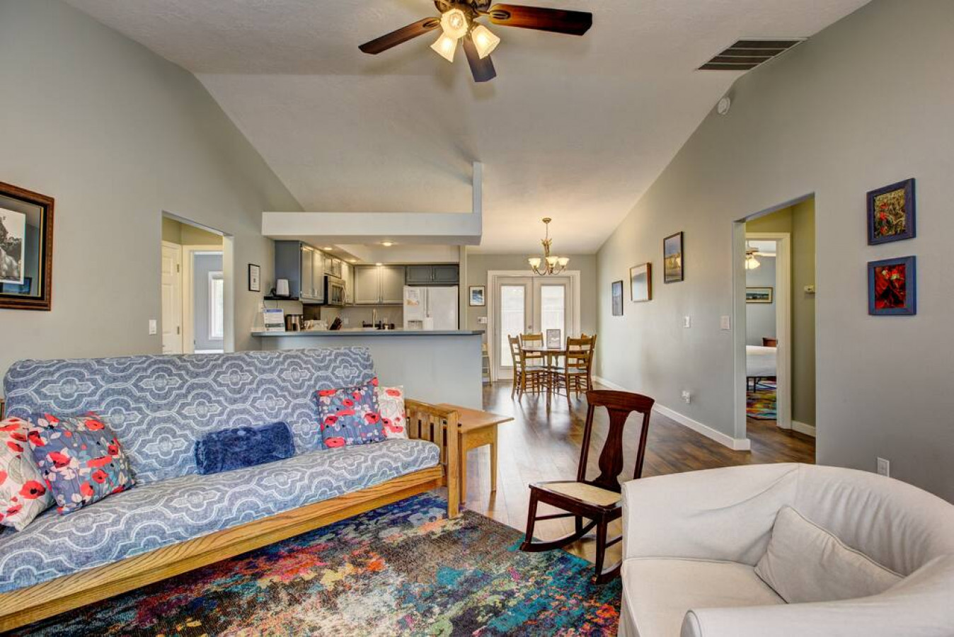 hello-dolly!-starid-near-river-and-wineries!/