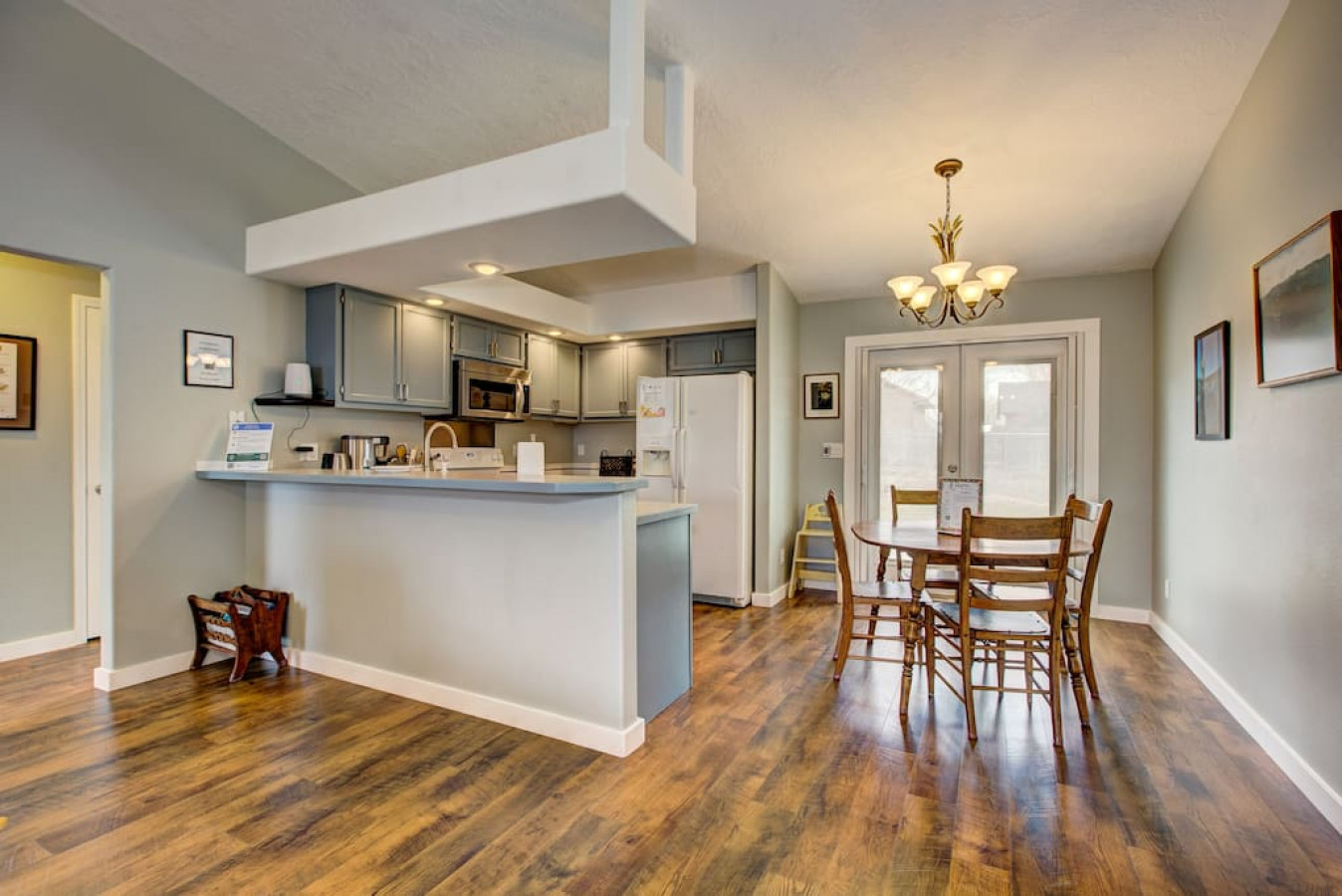 hello-dolly!-starid-near-river-and-wineries!/