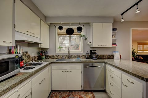 Sunset Home Pet Friendly Fenced Yard/Foothills