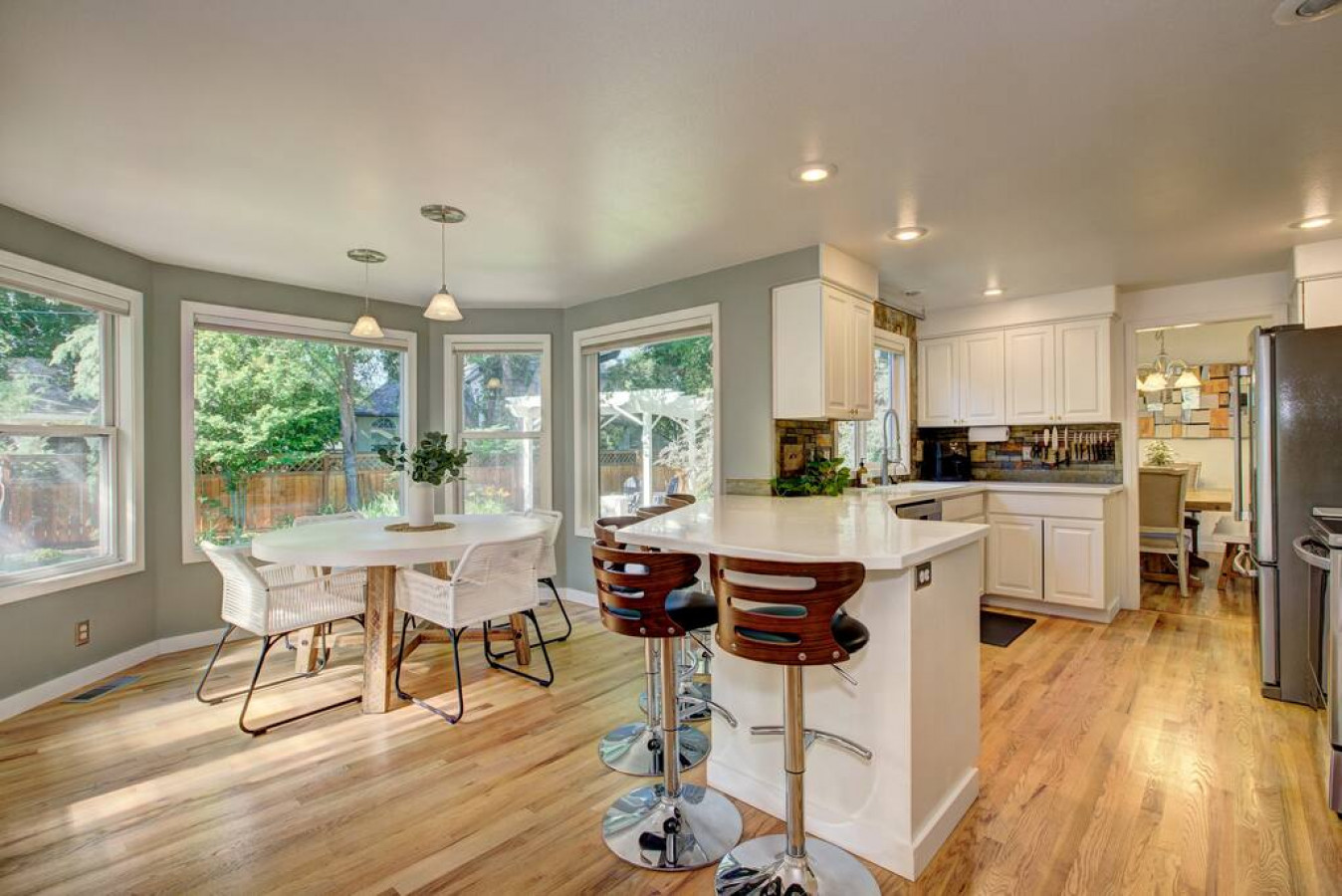 serenity-gardens-hot-tub!-fire-pit!-near-the-river-walk/