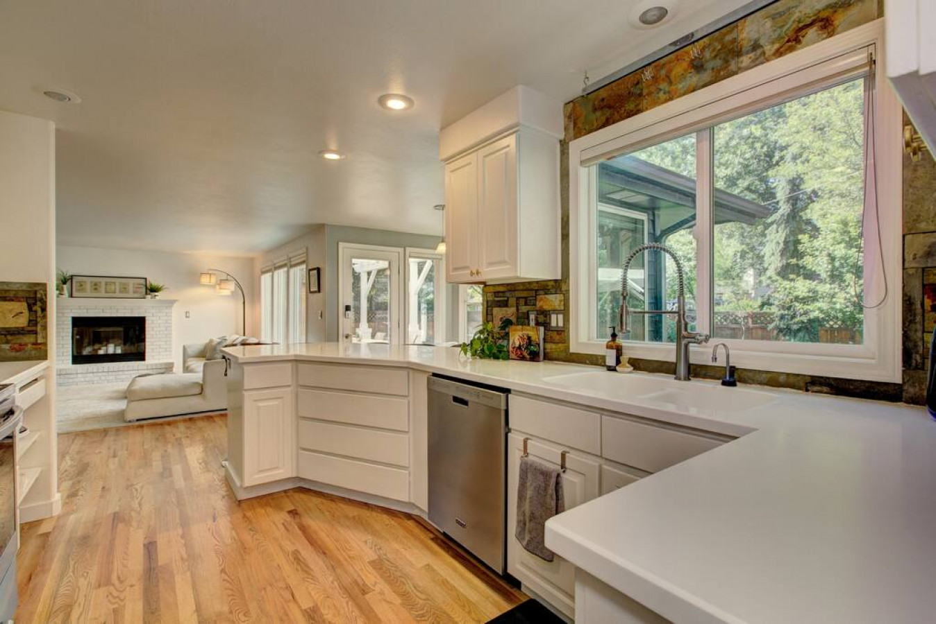 serenity-gardens-hot-tub!-fire-pit!-near-the-river-walk/