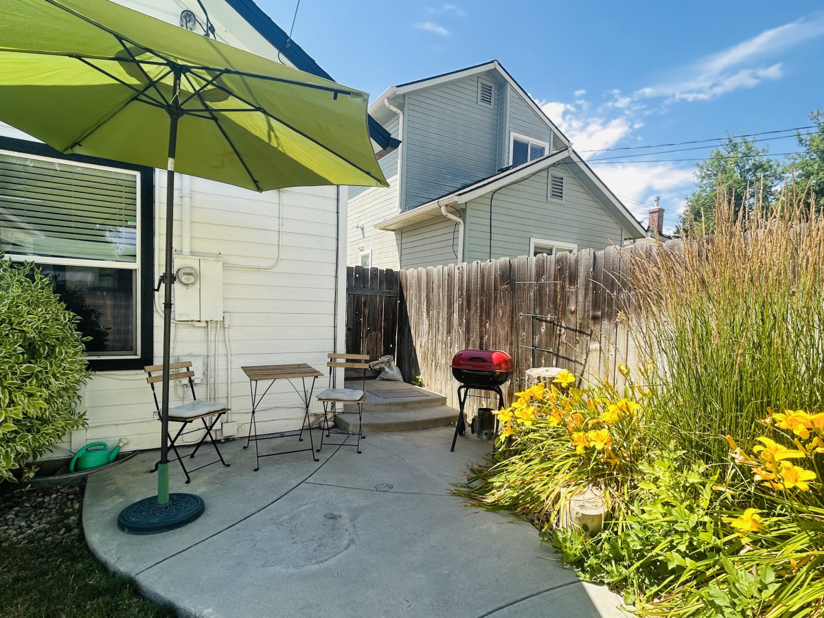 red-door-cottage:-ski-hike-shop-eat!/