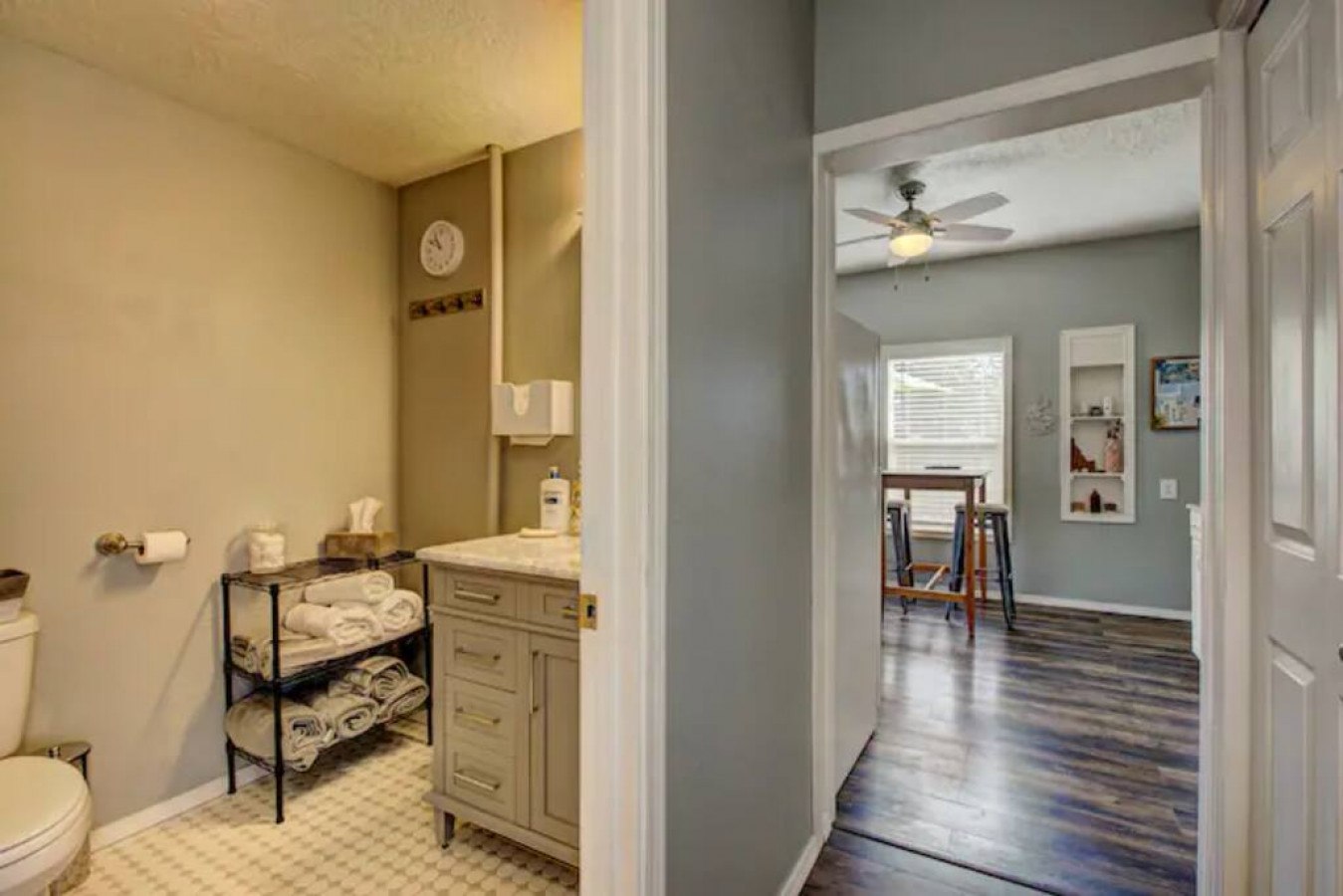 red-door-cottage:-ski-hike-shop-eat!/