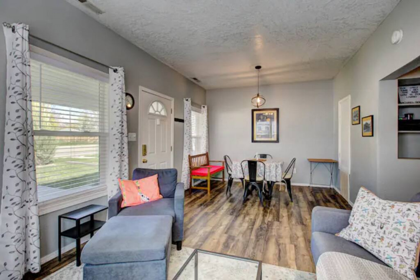 red-door-cottage:-ski-hike-shop-eat!/