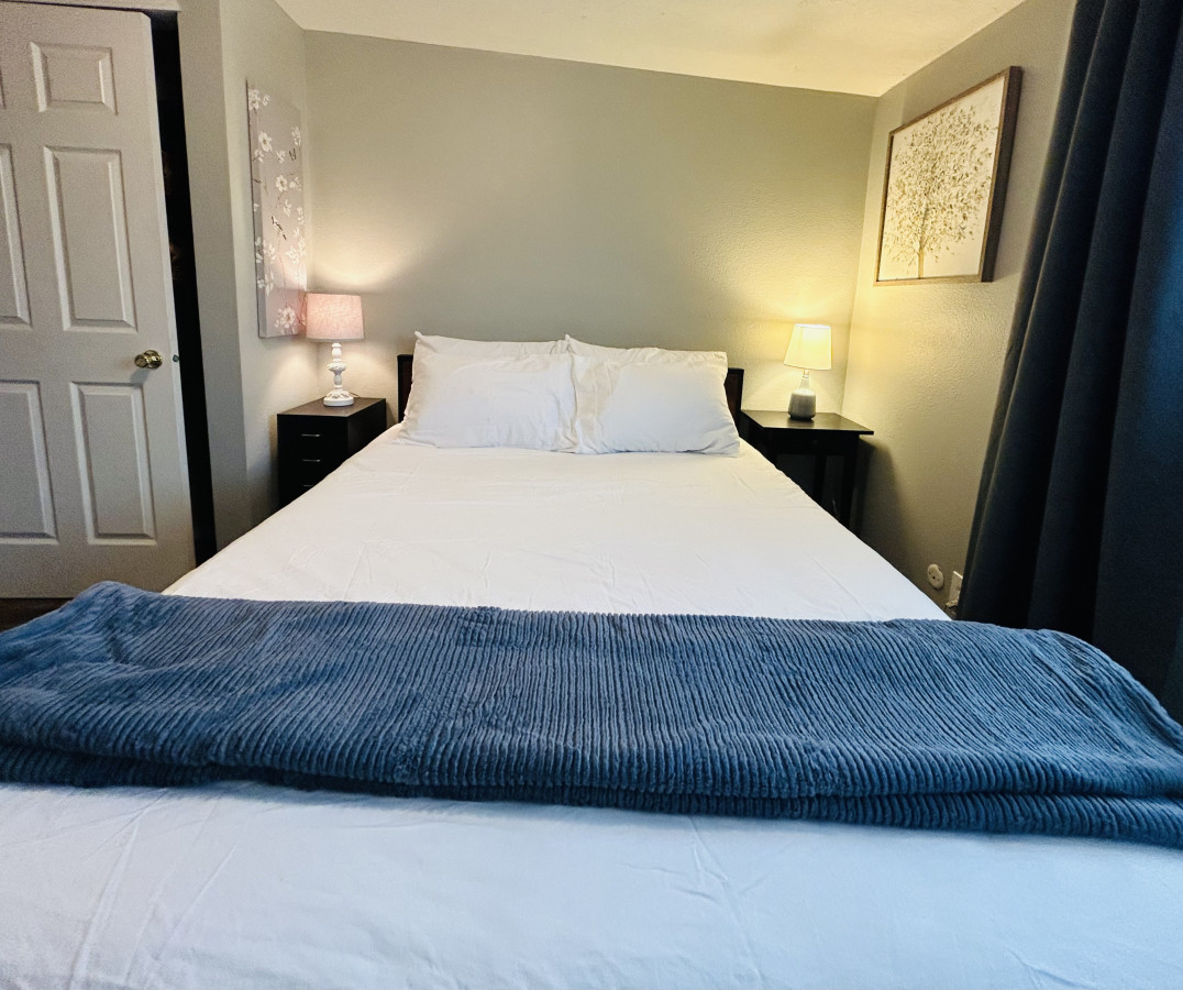 red-door-cottage:-ski-hike-shop-eat!/