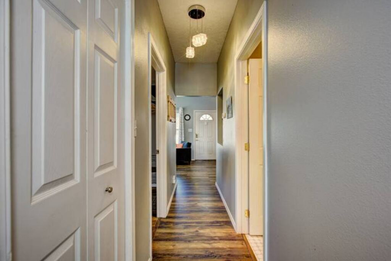 red-door-cottage:-ski-hike-shop-eat!/