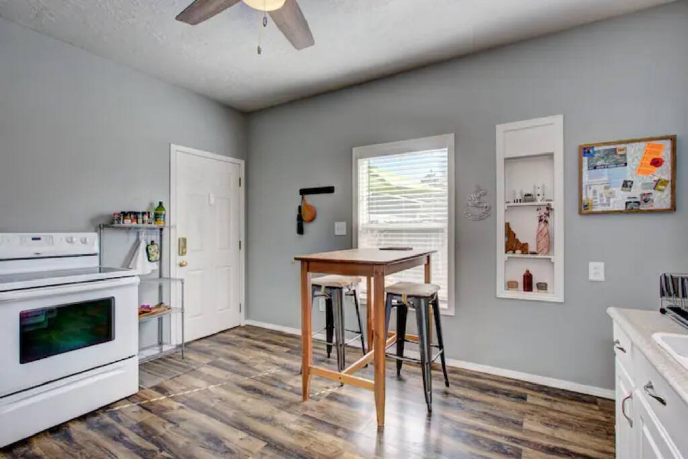 red-door-cottage:-ski-hike-shop-eat!/