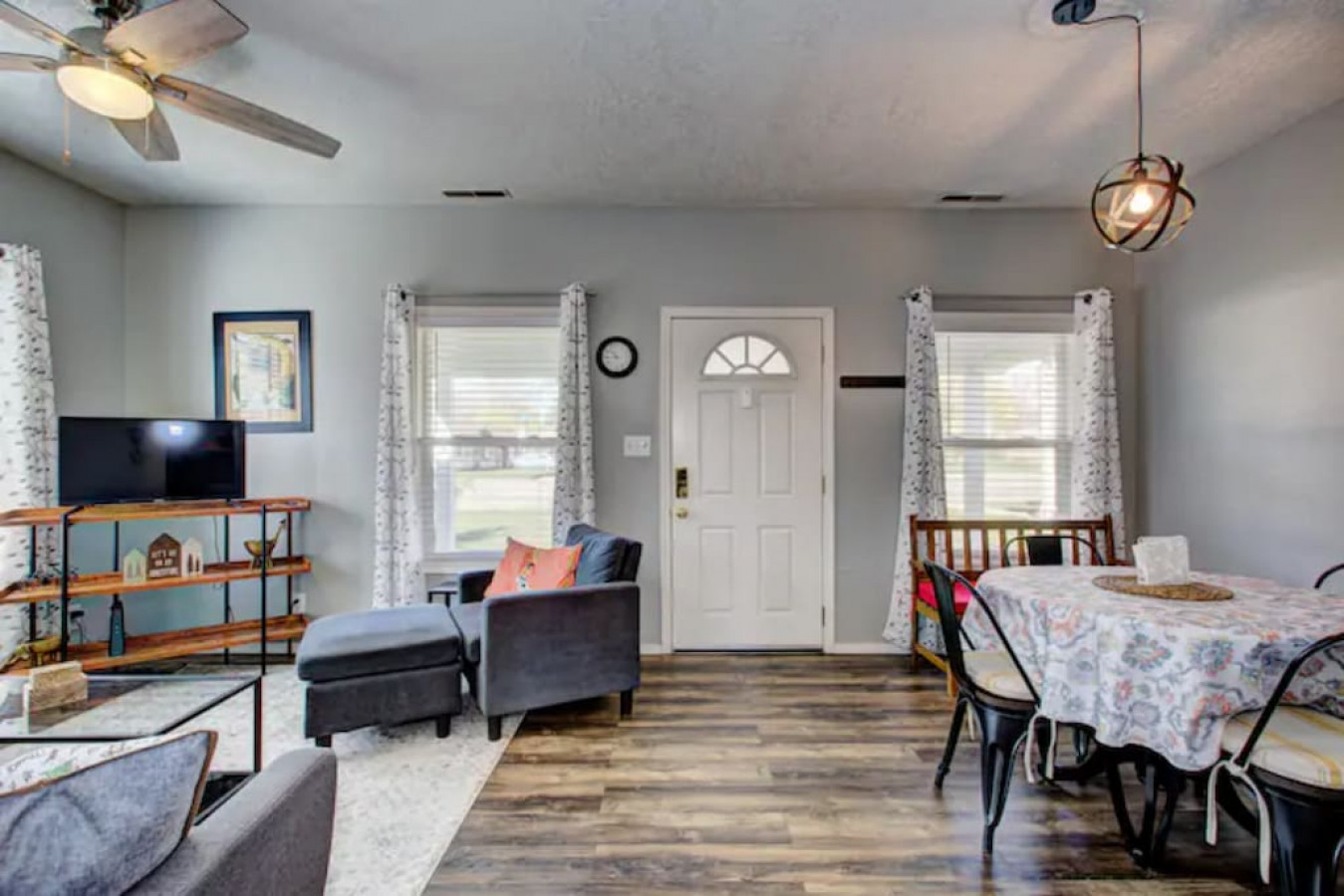 red-door-cottage:-ski-hike-shop-eat!/