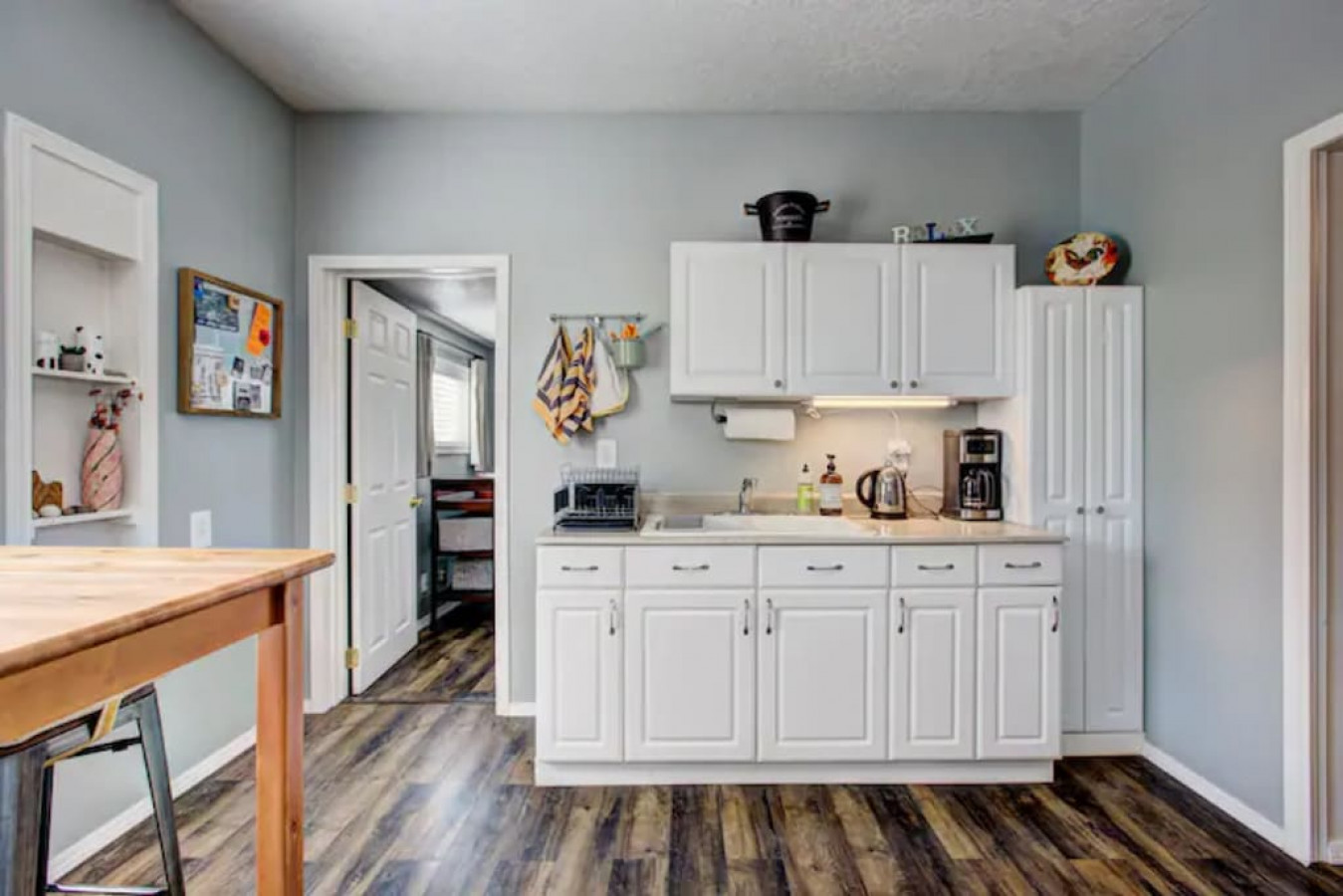 red-door-cottage:-ski-hike-shop-eat!/