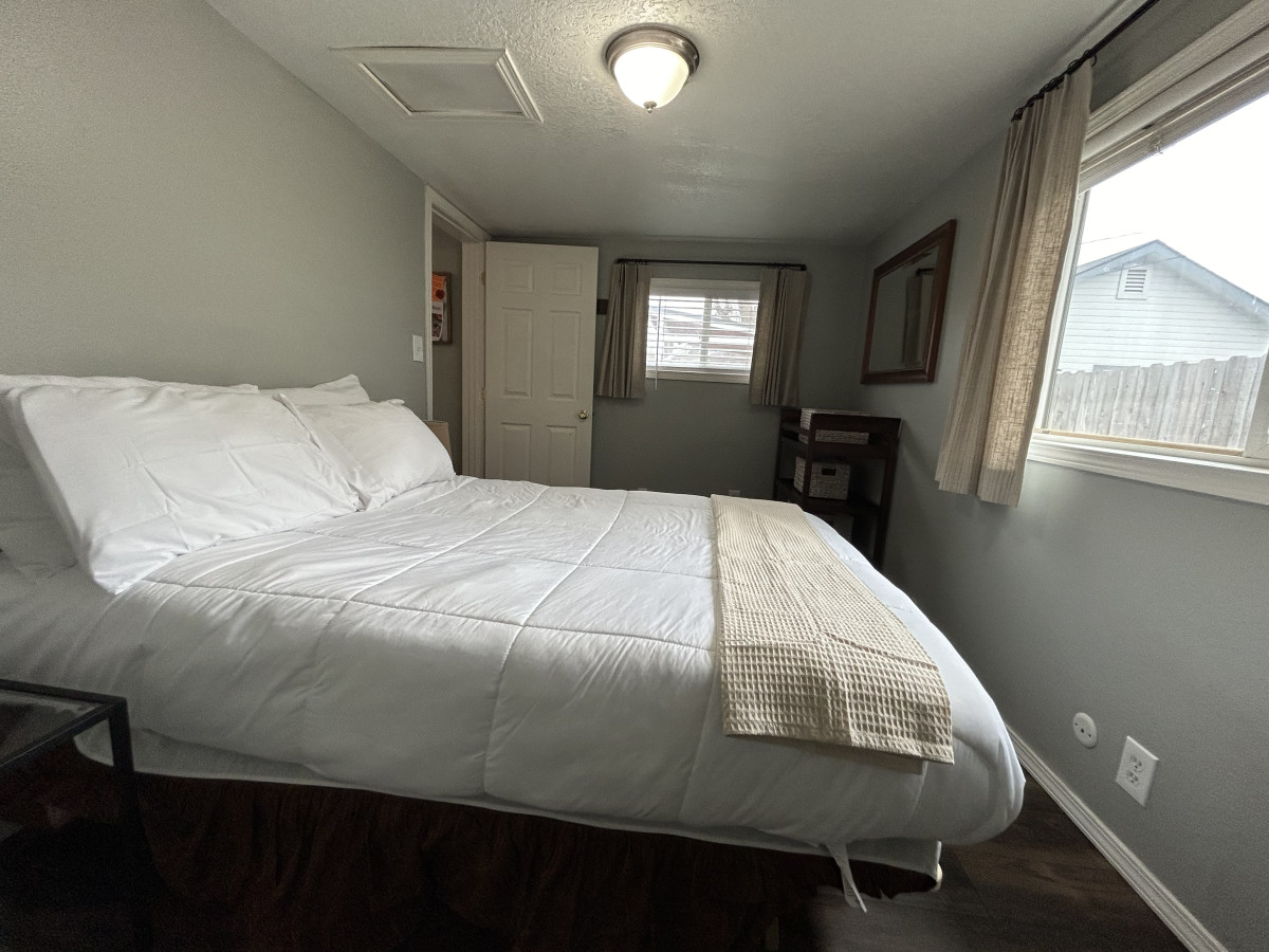 red-door-cottage:-ski-hike-shop-eat!/